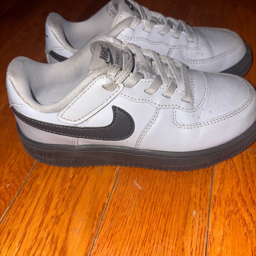 NIKE FORCE 1 LOW EASYON STRETCH LACE CASUAL SHOES